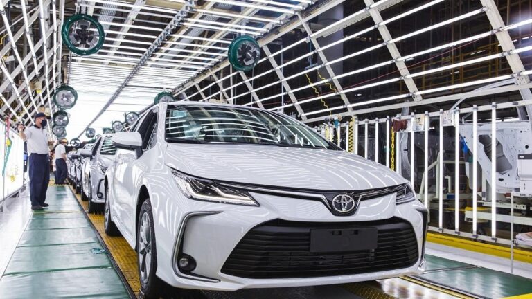 Automóveis em linha de produção; veículos lideram exportações de Indaiatuba em 2026